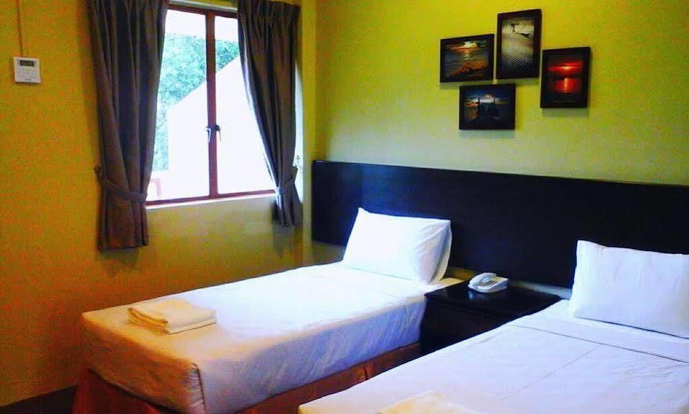 Mersing Merlin Inn Esterno foto